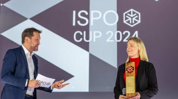 ISPO Cup award ceremony 2024, Verena Bentele (former German biathlete and cross-country skier) accepts the ISPO Cup from Stefan Rummel (CEO Messe München).