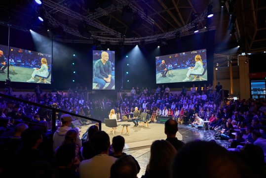 121724_Die Macht von Sport: Lebendige Communitys global vereinen_Header Publikum schaut sich Interview mit Andre Agassi an