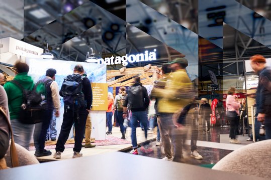 Besucher*innen auf der ISPO Munich tummeln sich in den vollen Hallen
