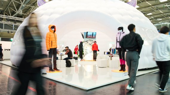 Menschen vor Ausstellungsarea, Einkaufen