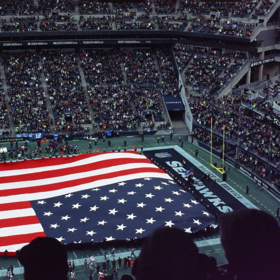 US Flagge im Fokus auf einem Football Feld