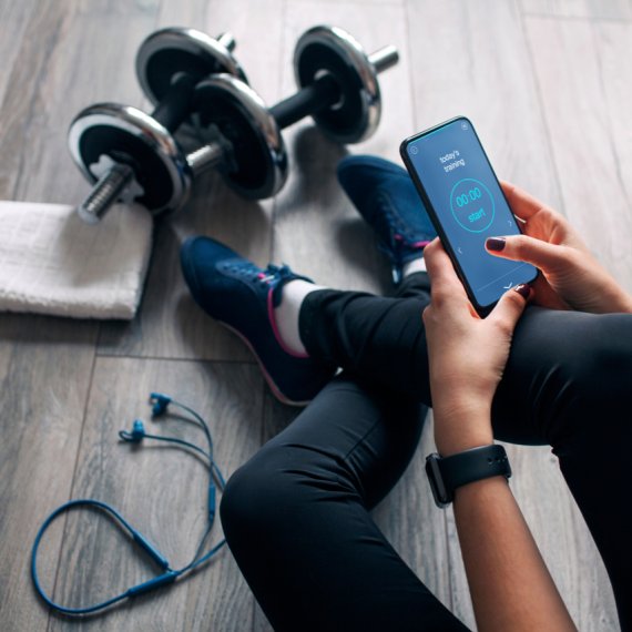 Frau trainiert mit Fitness-App