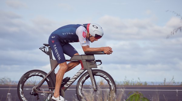 Triathlet Jan Frodeno auf der Radstrecke in Hawaii 2019