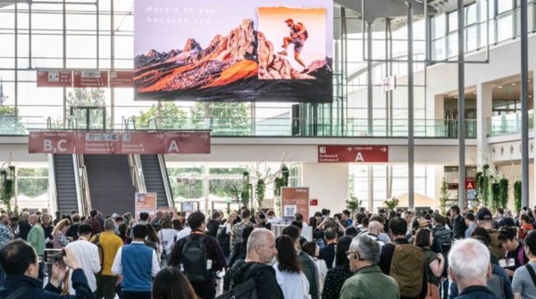 Besucher zur OutDoor by ISPO an den Drehkreuzen im Eingang Ost