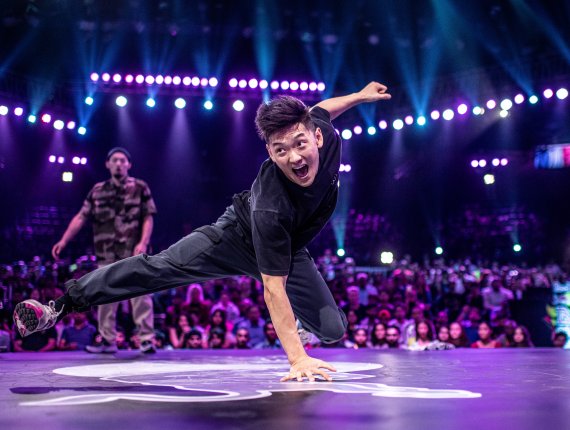 B-Boy Phil Wizard breaking