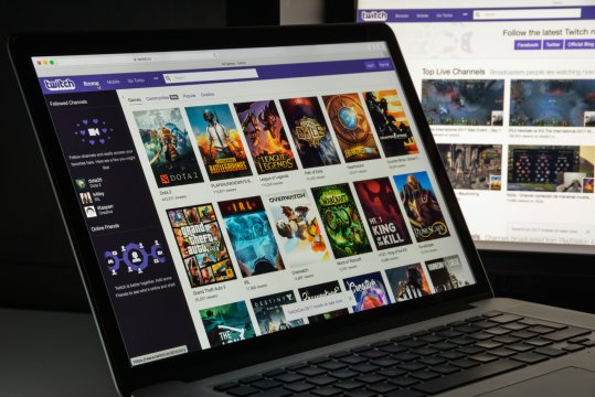 Twitch Website auf einem Laptop