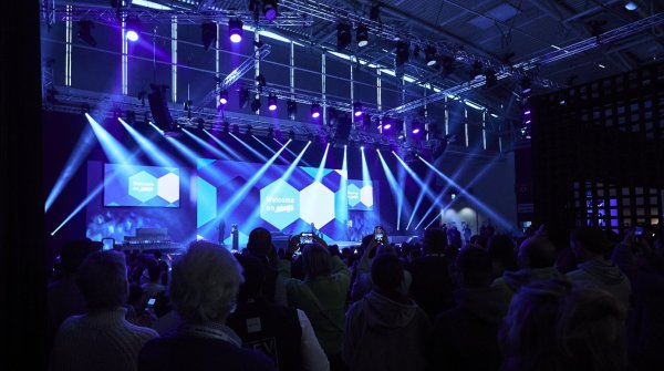 Welcome on stage